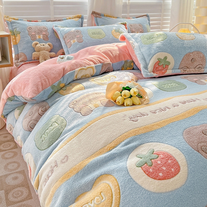 91家纺网 家纺一手货源 找家纺 梵克保罗 2025秋冬新品立体雪花绒单被套牛奶绒法莱绒雕花绒兔毛卡通四件套学生季三件套 熊熊乐园-蓝