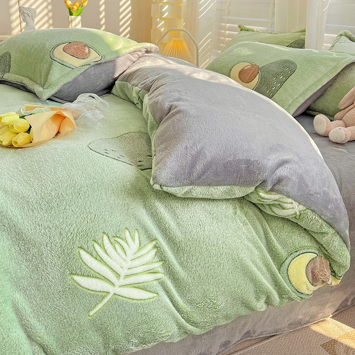 91家纺网 家纺一手货源 找家纺 梵克保罗 2025秋冬新品立体雪花绒单被套牛奶绒法莱绒雕花绒兔毛卡通四件套学生季三件套 爱心牛油果