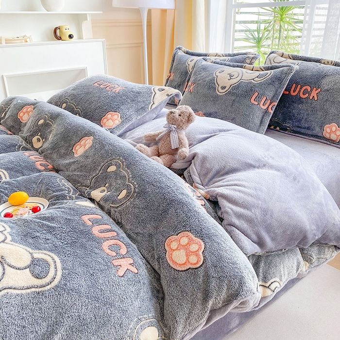 91家纺网 家纺一手货源 找家纺 梵克保罗 2025秋冬新品立体雪花绒单被套牛奶绒法莱绒雕花绒兔毛卡通四件套学生季三件套 顽皮熊