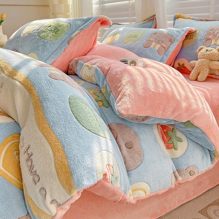 91家纺网 家纺一手货源 找家纺 梵克保罗 2025秋冬新品立体雪花绒单被套牛奶绒法莱绒雕花绒兔毛卡通四件套学生季三件套 熊熊乐园-蓝