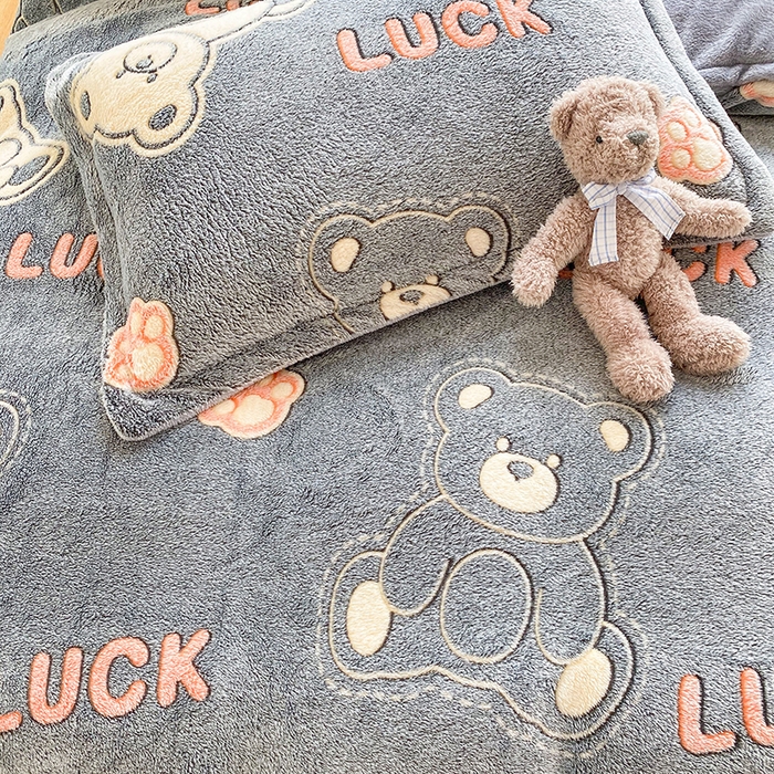 91家纺网 家纺一手货源 找家纺 梵克保罗 2025秋冬新品立体雪花绒单被套牛奶绒法莱绒雕花绒兔毛卡通四件套学生季三件套 顽皮熊