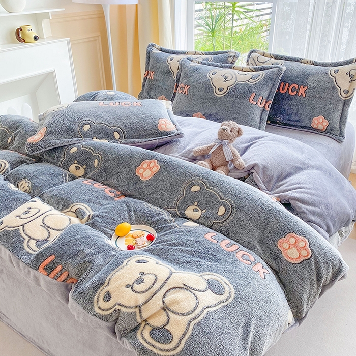 91家纺网 家纺一手货源 找家纺 梵克保罗 2025秋冬新品立体雪花绒单被套牛奶绒法莱绒雕花绒兔毛卡通四件套学生季三件套 顽皮熊