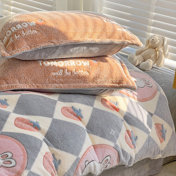 91家纺网 家纺一手货源 找家纺 梵克保罗 2025秋冬新品立体雪花绒单被套牛奶绒法莱绒雕花绒兔毛卡通四件套学生季三件套 幸运兔