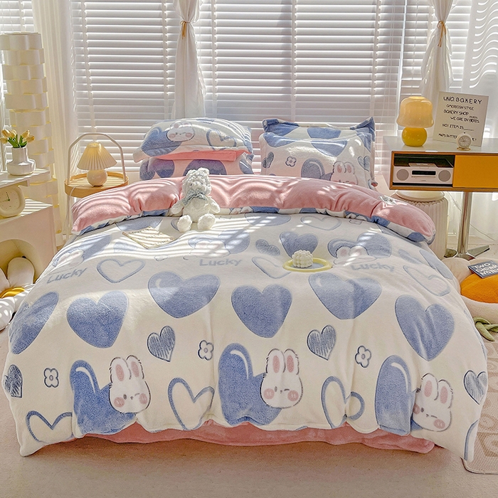 91家纺网 家纺一手货源 找家纺 梵克保罗 2025秋冬新品立体雪花绒单被套牛奶绒法莱绒雕花绒兔毛卡通四件套学生季三件套 爱心兔