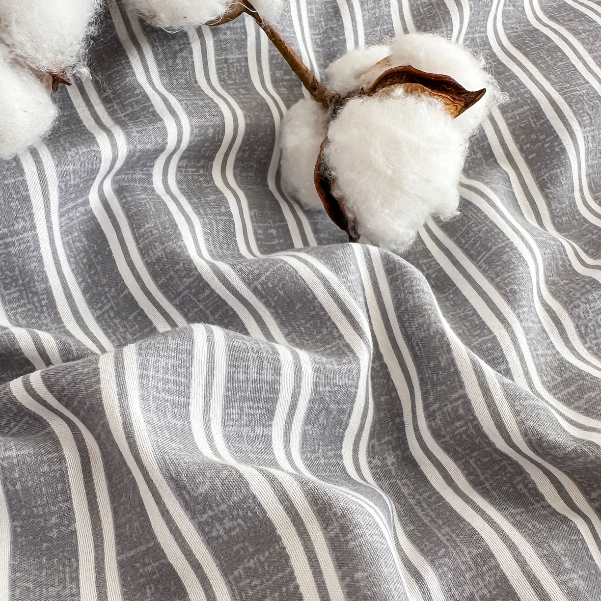 91家纺网 家纺一手货源 找家纺 好欣怡家纺 2026新款A类新疆棉花被可拆洗无印风格子水洗棉棉花被芯冬被学生四季被 条纹灰