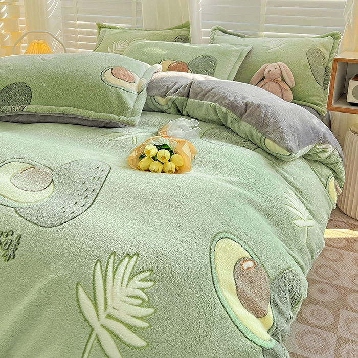 91家纺网 家纺一手货源 找家纺 梵克保罗 2025秋冬新品立体雪花绒单被套牛奶绒法莱绒雕花绒兔毛卡通四件套学生季三件套 爱心牛油果