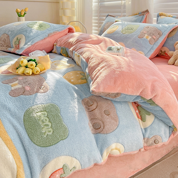 91家纺网 家纺一手货源 找家纺 梵克保罗 2025秋冬新品立体雪花绒单被套牛奶绒法莱绒雕花绒兔毛卡通四件套学生季三件套 熊熊乐园-蓝