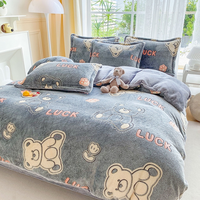 91家纺网 家纺一手货源 找家纺 梵克保罗 2025秋冬新品立体雪花绒单被套牛奶绒法莱绒雕花绒兔毛卡通四件套学生季三件套 顽皮熊