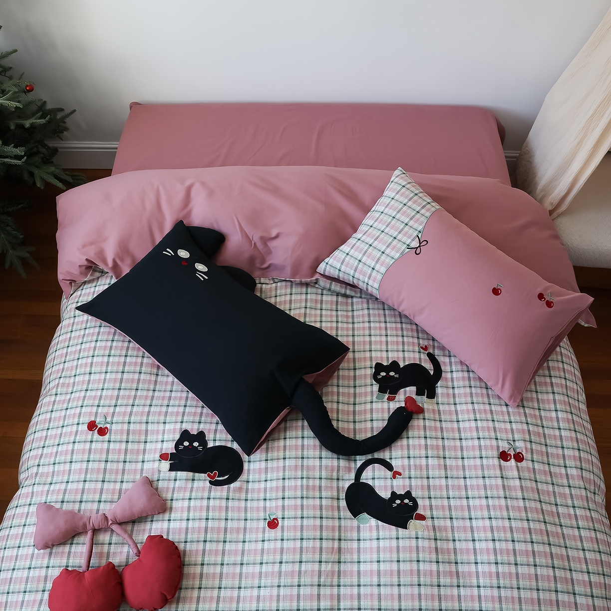 91家纺网 家纺一手货源 找家纺 风向标家纺 2025新款全棉50s磨毛数码印花毛巾绣四件套-风格二 三只鞋套猫