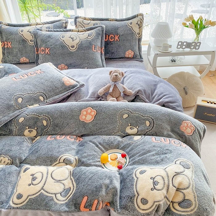 91家纺网 家纺一手货源 找家纺 梵克保罗 2025秋冬新品立体雪花绒单被套牛奶绒法莱绒雕花绒兔毛卡通四件套学生季三件套 顽皮熊