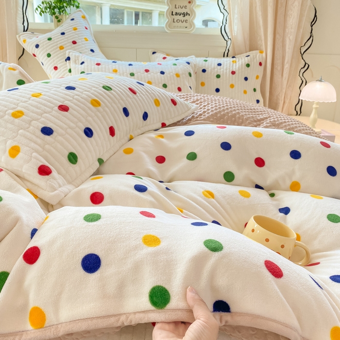 91家纺网 家纺一手货源 找家纺 梦可莱家居 2025秋冬新品豆豆绒床盖大花边四件套彩色波点