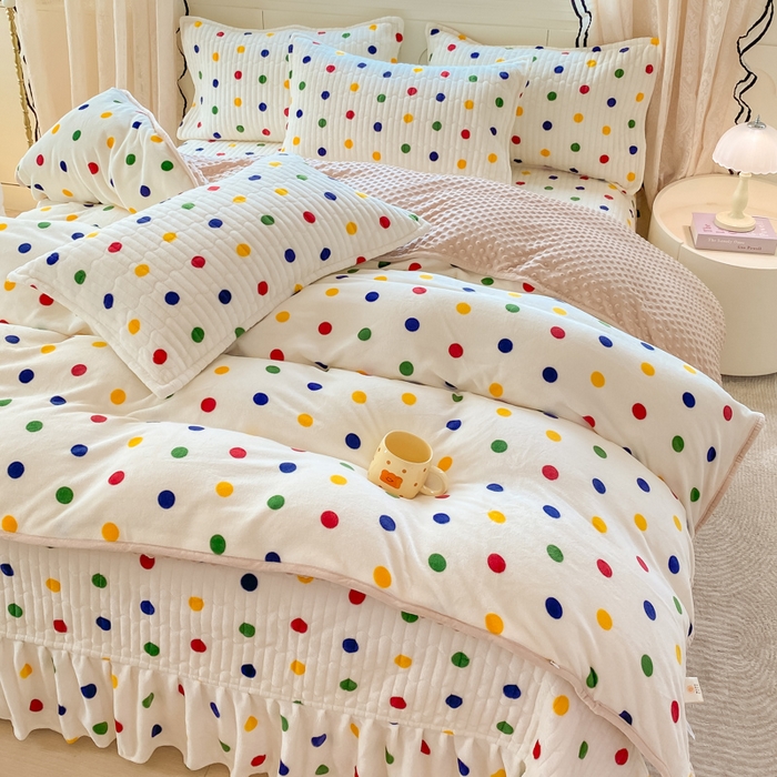 91家纺网 家纺一手货源 找家纺 梦可莱家居 2025秋冬新品豆豆绒床盖大花边四件套彩色波点