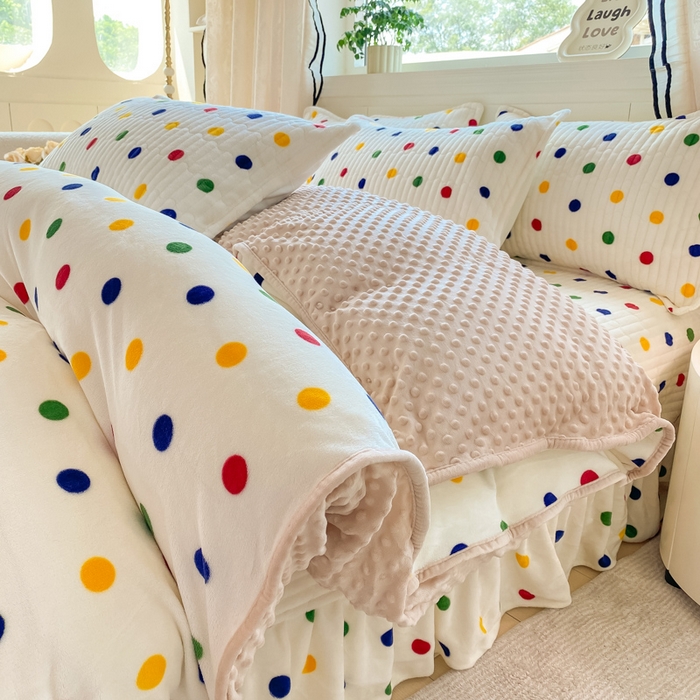 91家纺网 家纺一手货源 找家纺 梦可莱家居 2025秋冬新品豆豆绒床盖大花边四件套彩色波点