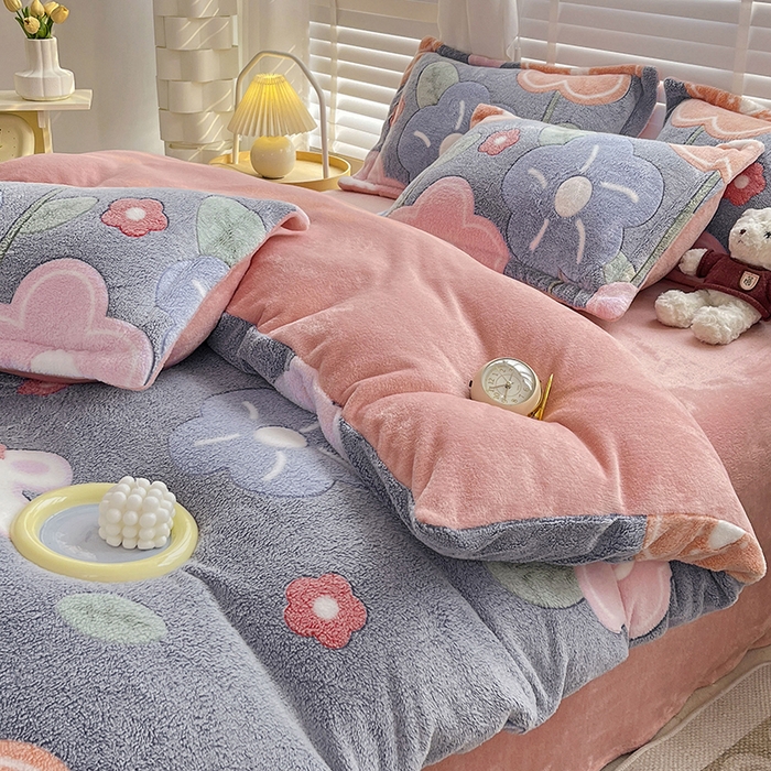 91家纺网 家纺一手货源 找家纺 梵克保罗 2025秋冬新品立体雪花绒单被套牛奶绒法莱绒雕花绒兔毛卡通四件套学生季三件套 太阳花