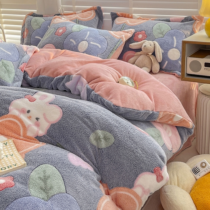 91家纺网 家纺一手货源 找家纺 梵克保罗 2025秋冬新品立体雪花绒单被套牛奶绒法莱绒雕花绒兔毛卡通四件套学生季三件套 太阳花