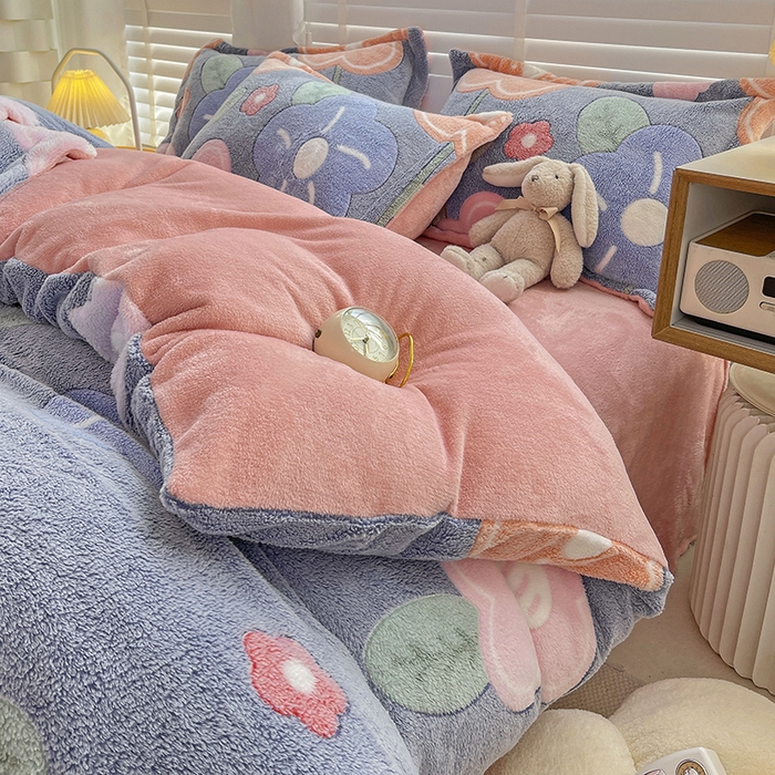 91家纺网 家纺一手货源 找家纺 梵克保罗 2025秋冬新品立体雪花绒单被套牛奶绒法莱绒雕花绒兔毛卡通四件套学生季三件套 太阳花