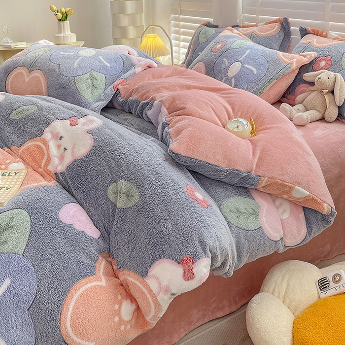 91家纺网 家纺一手货源 找家纺 梵克保罗 2025秋冬新品立体雪花绒单被套牛奶绒法莱绒雕花绒兔毛卡通四件套学生季三件套 太阳花