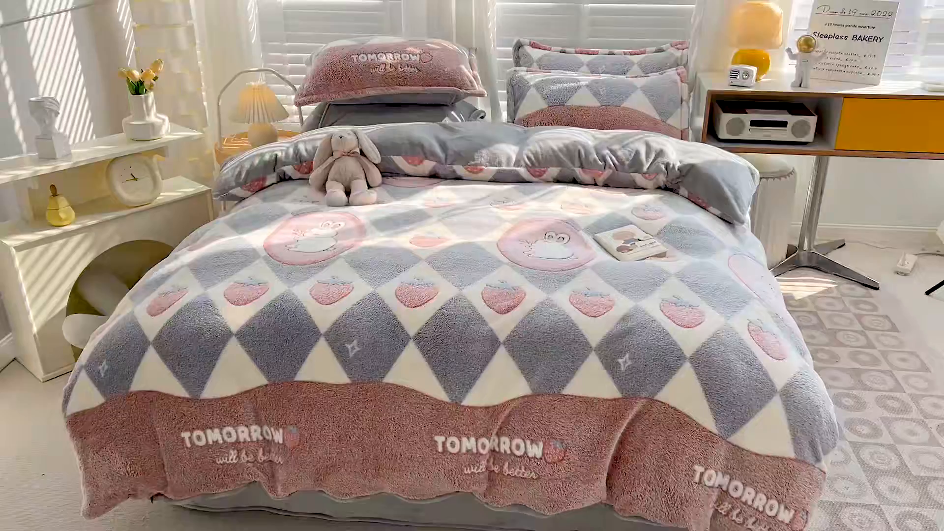 91家纺网 家纺一手货源 找家纺 梵克保罗 2025秋冬新品立体雪花绒单被套牛奶绒法莱绒雕花绒兔毛卡通四件套学生季三件套 幸运兔