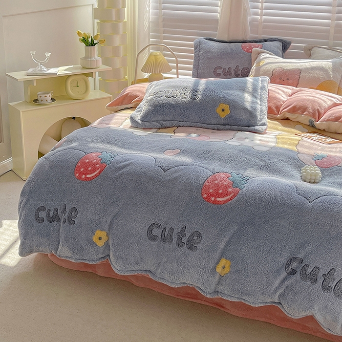 91家纺网 家纺一手货源 找家纺 梵克保罗 2025秋冬新品立体雪花绒单被套牛奶绒法莱绒雕花绒兔毛卡通四件套学生季三件套 草莓熊