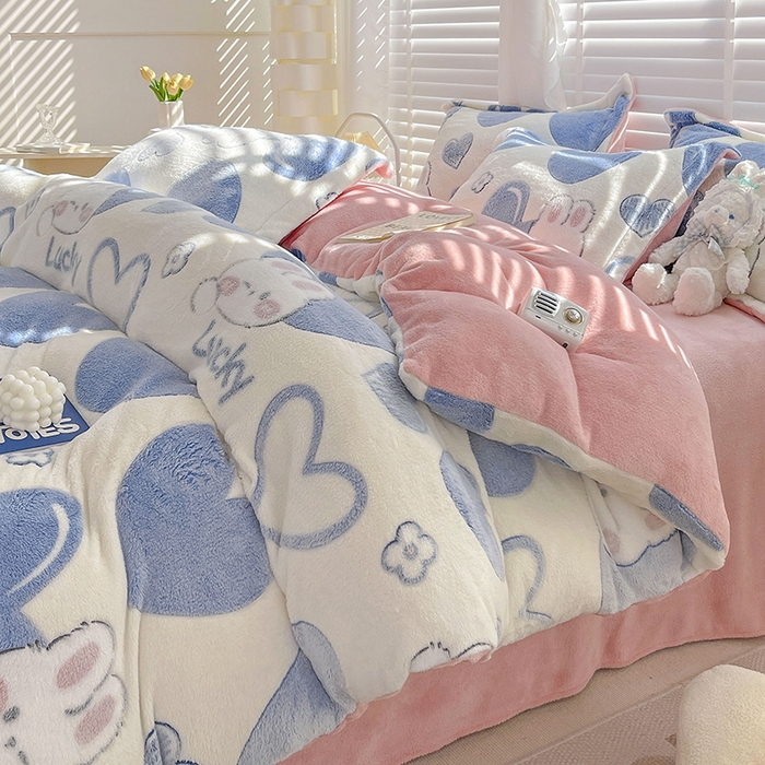 91家纺网 家纺一手货源 找家纺 梵克保罗 2025秋冬新品立体雪花绒单被套牛奶绒法莱绒雕花绒兔毛卡通四件套学生季三件套 爱心兔