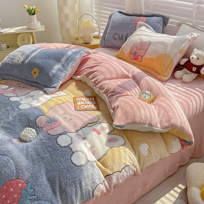 91家纺网 家纺一手货源 找家纺 梵克保罗 2025秋冬新品立体雪花绒单被套牛奶绒法莱绒雕花绒兔毛卡通四件套学生季三件套 草莓熊