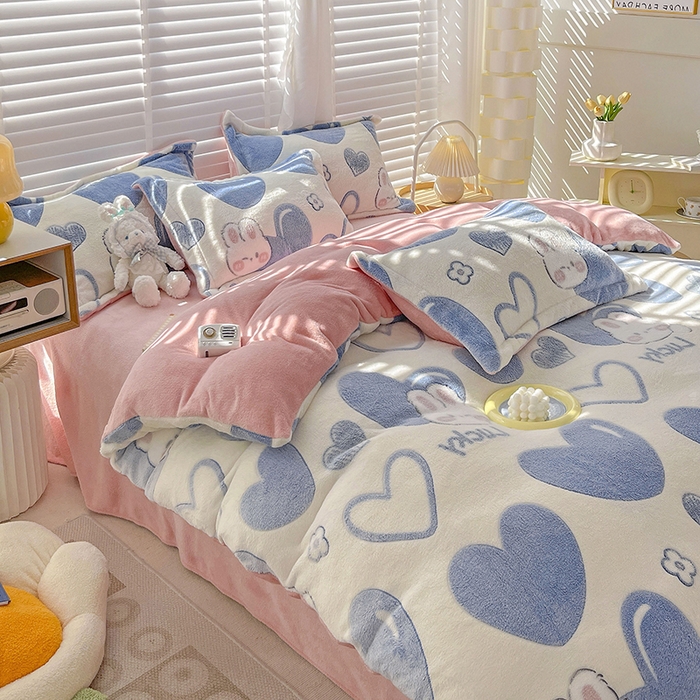 91家纺网 家纺一手货源 找家纺 梵克保罗 2025秋冬新品立体雪花绒单被套牛奶绒法莱绒雕花绒兔毛卡通四件套学生季三件套 爱心兔