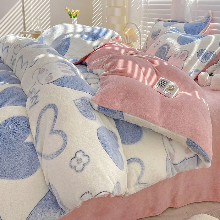 91家纺网 家纺一手货源 找家纺 梵克保罗 2025秋冬新品立体雪花绒单被套牛奶绒法莱绒雕花绒兔毛卡通四件套学生季三件套 爱心兔