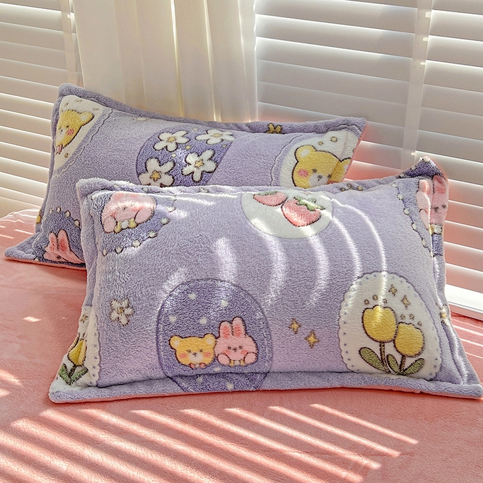 91家纺网 家纺一手货源 找家纺 梵克保罗 2025秋冬新品立体雪花绒单被套牛奶绒法莱绒雕花绒兔毛卡通四件套学生季三件套 草莓兔