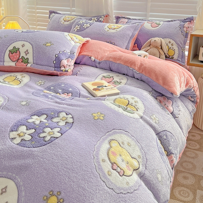 91家纺网 家纺一手货源 找家纺 梵克保罗 2025秋冬新品立体雪花绒单被套牛奶绒法莱绒雕花绒兔毛卡通四件套学生季三件套 草莓兔