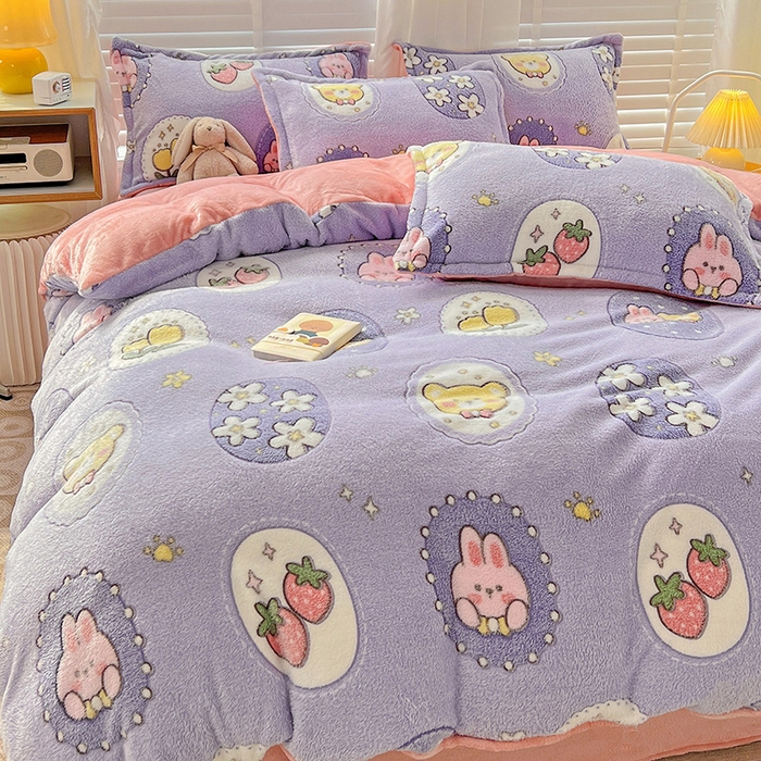 91家纺网 家纺一手货源 找家纺 梵克保罗 2025秋冬新品立体雪花绒单被套牛奶绒法莱绒雕花绒兔毛卡通四件套学生季三件套 草莓兔