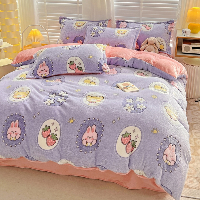 91家纺网 家纺一手货源 找家纺 梵克保罗 2025秋冬新品立体雪花绒单被套牛奶绒法莱绒雕花绒兔毛卡通四件套学生季三件套 草莓兔