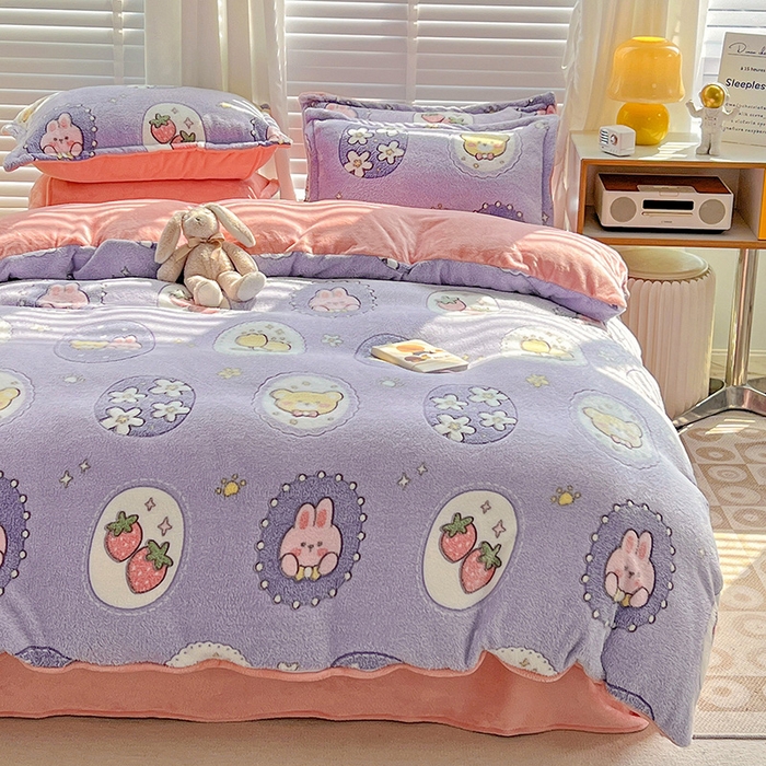 91家纺网 家纺一手货源 找家纺 梵克保罗 2025秋冬新品立体雪花绒单被套牛奶绒法莱绒雕花绒兔毛卡通四件套学生季三件套 草莓兔