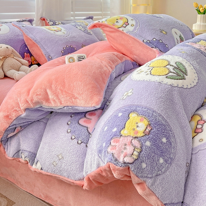 91家纺网 家纺一手货源 找家纺 梵克保罗 2025秋冬新品立体雪花绒单被套牛奶绒法莱绒雕花绒兔毛卡通四件套学生季三件套 草莓兔