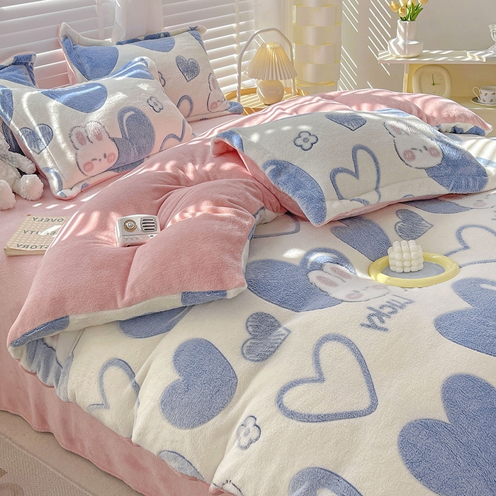 91家纺网 家纺一手货源 找家纺 梵克保罗 2025秋冬新品立体雪花绒单被套牛奶绒法莱绒雕花绒兔毛卡通四件套学生季三件套 爱心兔