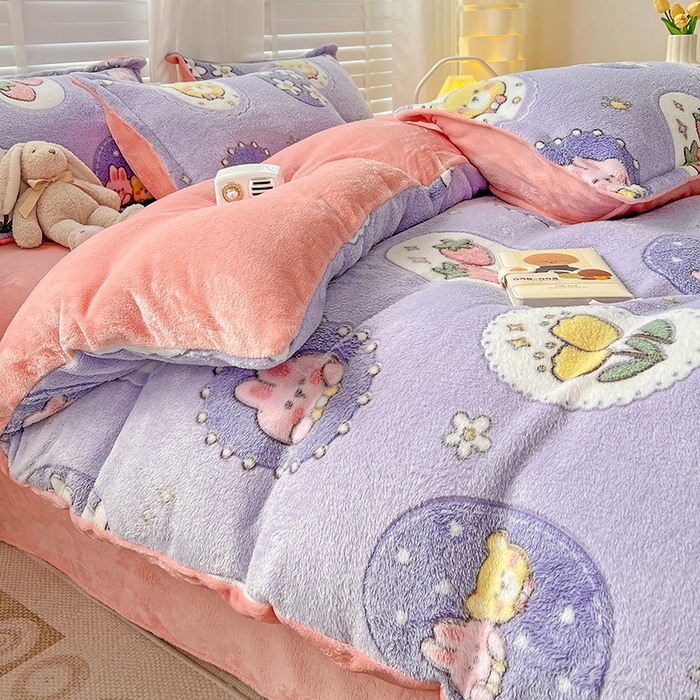 91家纺网 家纺一手货源 找家纺 梵克保罗 2025秋冬新品立体雪花绒单被套牛奶绒法莱绒雕花绒兔毛卡通四件套学生季三件套 草莓兔