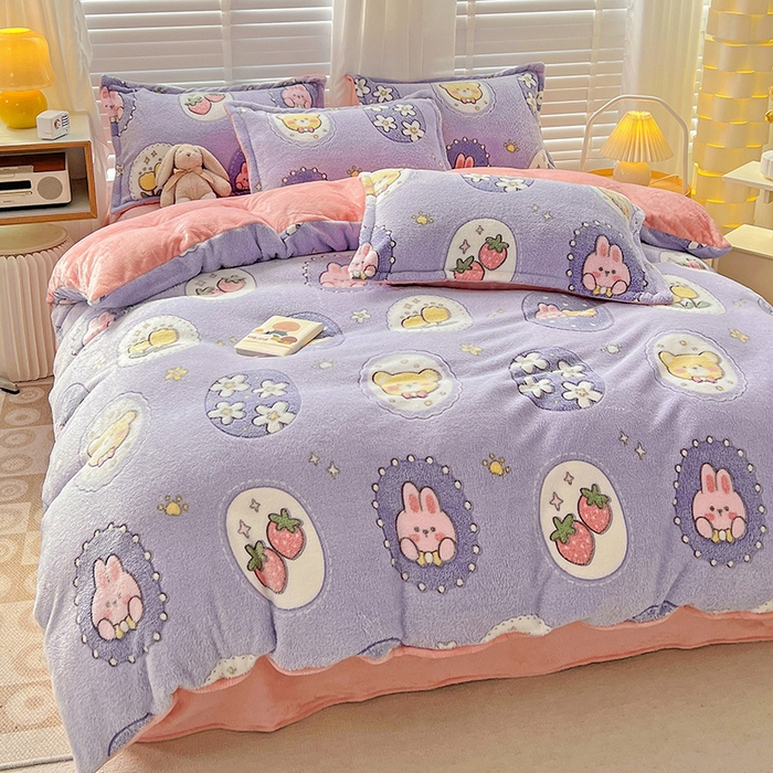 91家纺网 家纺一手货源 找家纺 梵克保罗 2025秋冬新品立体雪花绒单被套牛奶绒法莱绒雕花绒兔毛卡通四件套学生季三件套 草莓兔