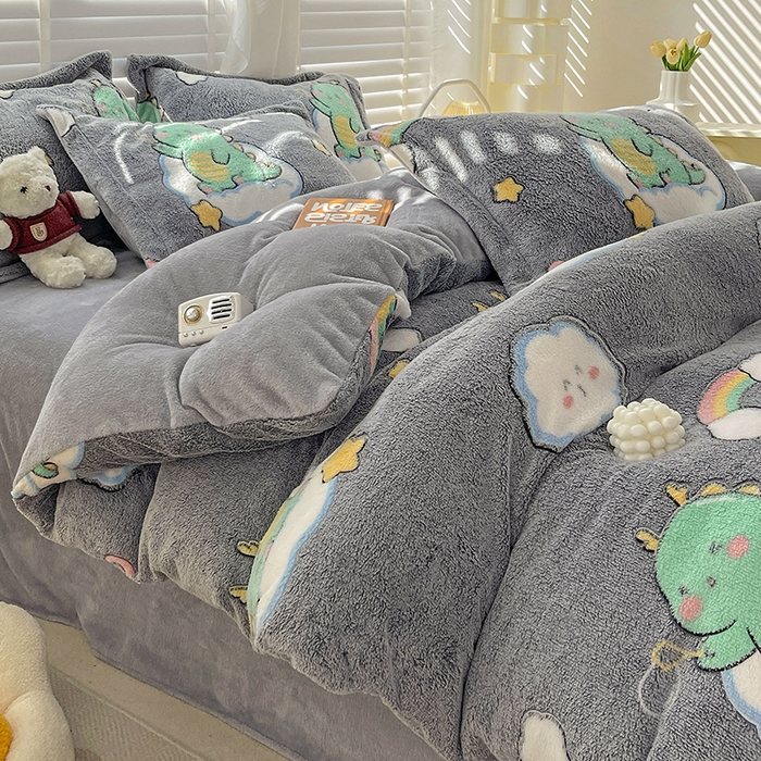 91家纺网 家纺一手货源 找家纺 梵克保罗 2025秋冬新品立体雪花绒单被套牛奶绒法莱绒雕花绒兔毛卡通四件套学生季三件套 小恐龙