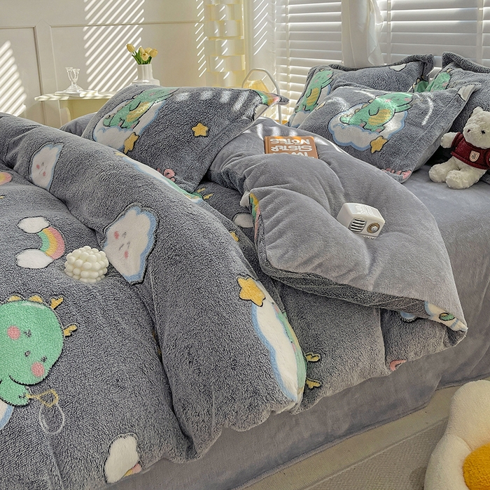 91家纺网 家纺一手货源 找家纺 梵克保罗 2025秋冬新品立体雪花绒单被套牛奶绒法莱绒雕花绒兔毛卡通四件套学生季三件套 小恐龙