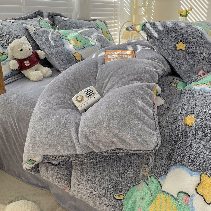 91家纺网 家纺一手货源 找家纺 梵克保罗 2025秋冬新品立体雪花绒单被套牛奶绒法莱绒雕花绒兔毛卡通四件套学生季三件套 小恐龙