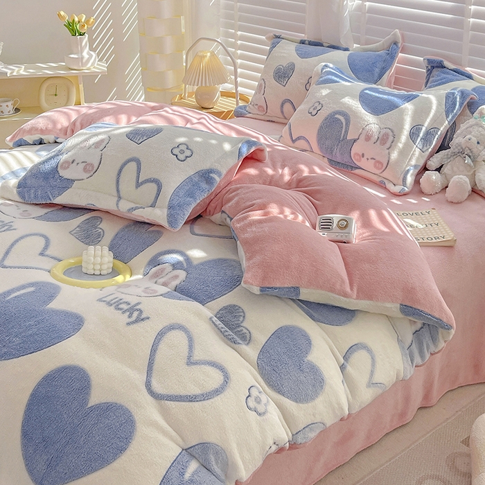 91家纺网 家纺一手货源 找家纺 梵克保罗 2025秋冬新品立体雪花绒单被套牛奶绒法莱绒雕花绒兔毛卡通四件套学生季三件套 爱心兔