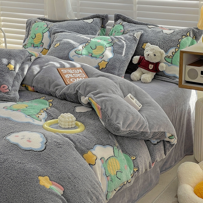 91家纺网 家纺一手货源 找家纺 梵克保罗 2025秋冬新品立体雪花绒单被套牛奶绒法莱绒雕花绒兔毛卡通四件套学生季三件套 小恐龙