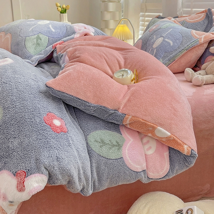 91家纺网 家纺一手货源 找家纺 梵克保罗 2025秋冬新品立体雪花绒单被套牛奶绒法莱绒雕花绒兔毛卡通四件套学生季三件套 太阳花