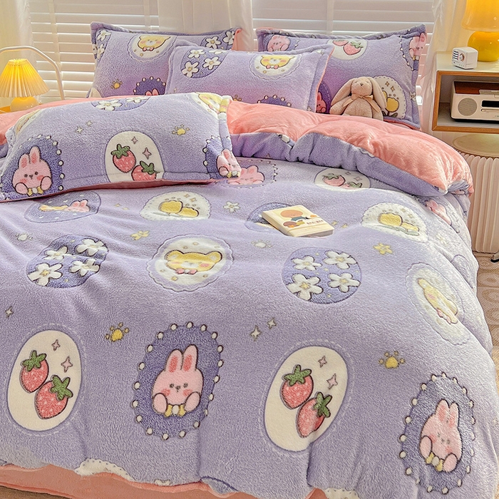 91家纺网 家纺一手货源 找家纺 梵克保罗 2025秋冬新品立体雪花绒单被套牛奶绒法莱绒雕花绒兔毛卡通四件套学生季三件套 草莓兔