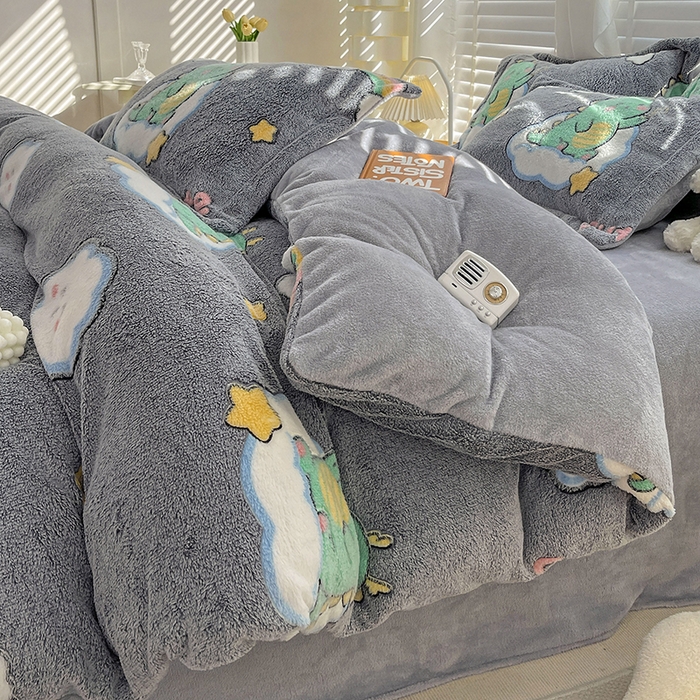 91家纺网 家纺一手货源 找家纺 梵克保罗 2025秋冬新品立体雪花绒单被套牛奶绒法莱绒雕花绒兔毛卡通四件套学生季三件套 小恐龙