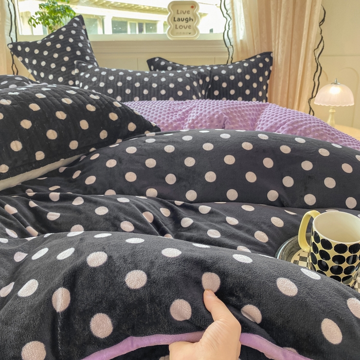 91家纺网 家纺一手货源 找家纺 梦可莱家居 2025秋冬新品豆豆绒床盖大花边四件套黑波点