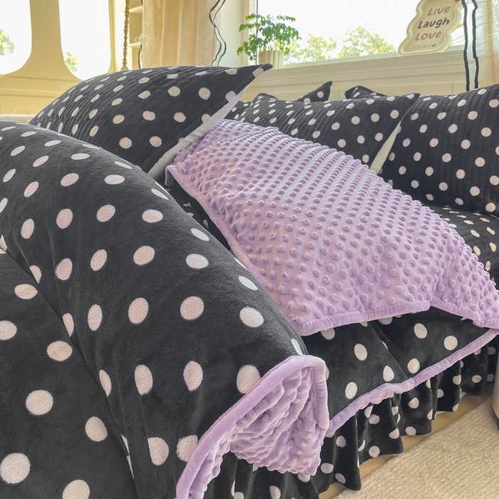 91家纺网 家纺一手货源 找家纺 梦可莱家居 2025秋冬新品豆豆绒床盖大花边四件套黑波点