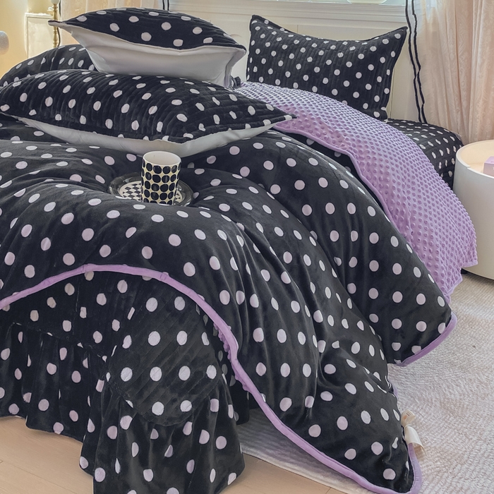 91家纺网 家纺一手货源 找家纺 梦可莱家居 2025秋冬新品豆豆绒床盖大花边四件套黑波点