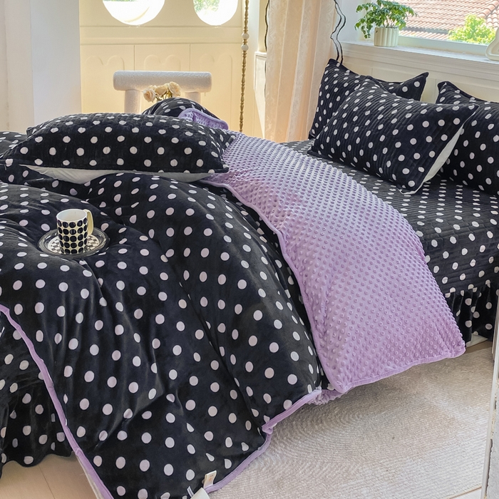 91家纺网 家纺一手货源 找家纺 梦可莱家居 2025秋冬新品豆豆绒床盖大花边四件套黑波点