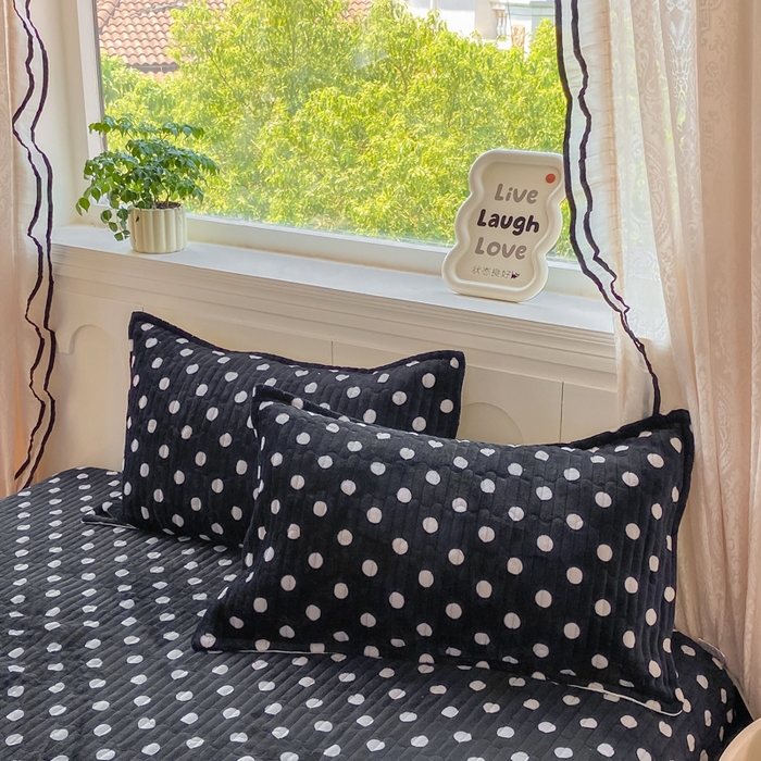 91家纺网 家纺一手货源 找家纺 梦可莱家居 2025秋冬新品豆豆绒床盖大花边四件套黑波点