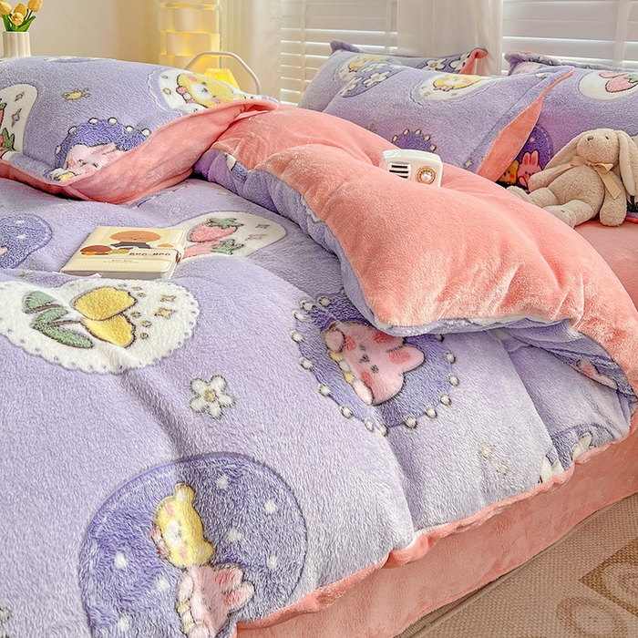 91家纺网 家纺一手货源 找家纺 梵克保罗 2025秋冬新品立体雪花绒单被套牛奶绒法莱绒雕花绒兔毛卡通四件套学生季三件套 草莓兔